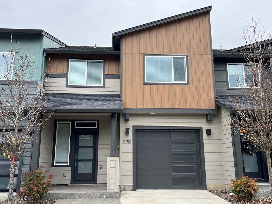 Photo - LIKE NEW Prairie Commons Luxury Townhome for Lease - 11918 NE 108th St