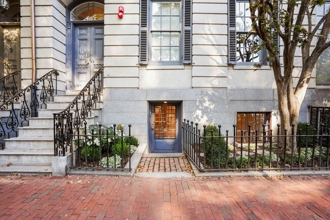 Building Photo - 72 Beacon St