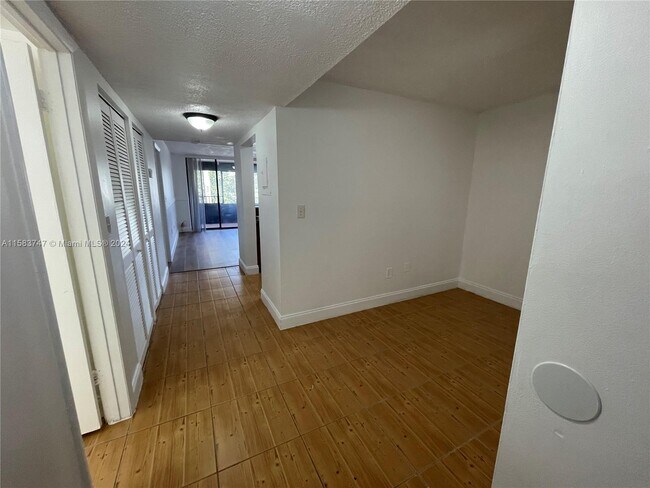 Foto del edificio - 16220 NW 2nd Ave