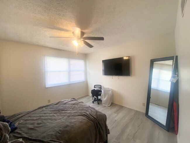 Foto del edificio - 1504 Ensign Dr