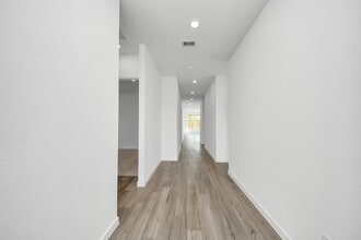 Building Photo - 32031 Sweet Pea Mdw Dr