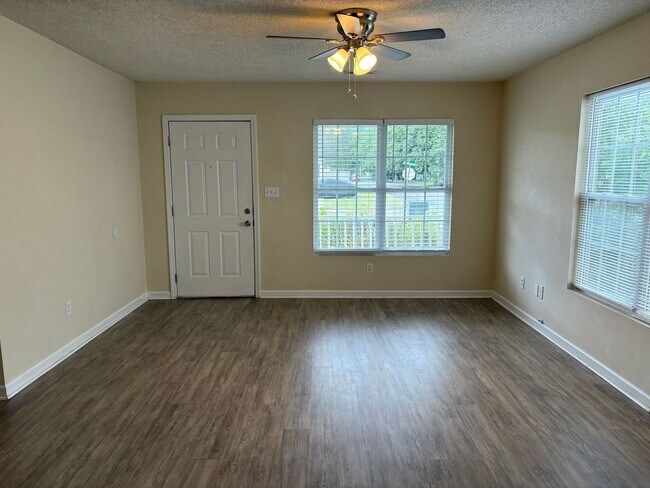 Building Photo - This spacious 2-bedroom, 2-bathroom duplex