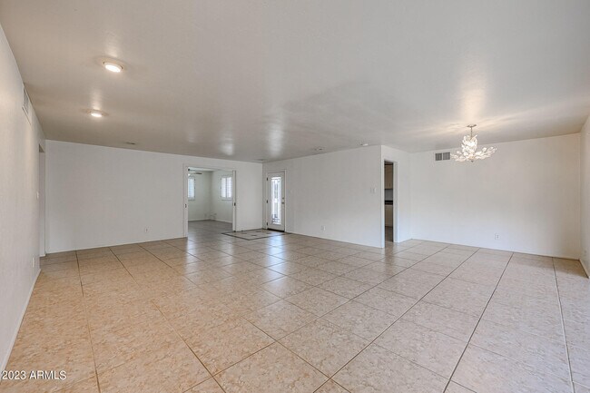 Foto del edificio - 716 E Claremont St