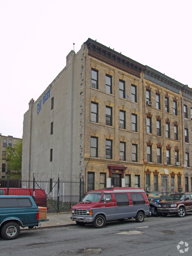 Building Photo - 420 Melrose St