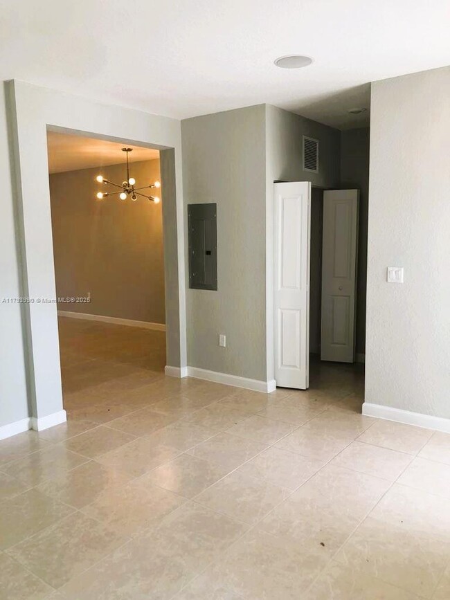 Foto del edificio - 2743 SE 15th St