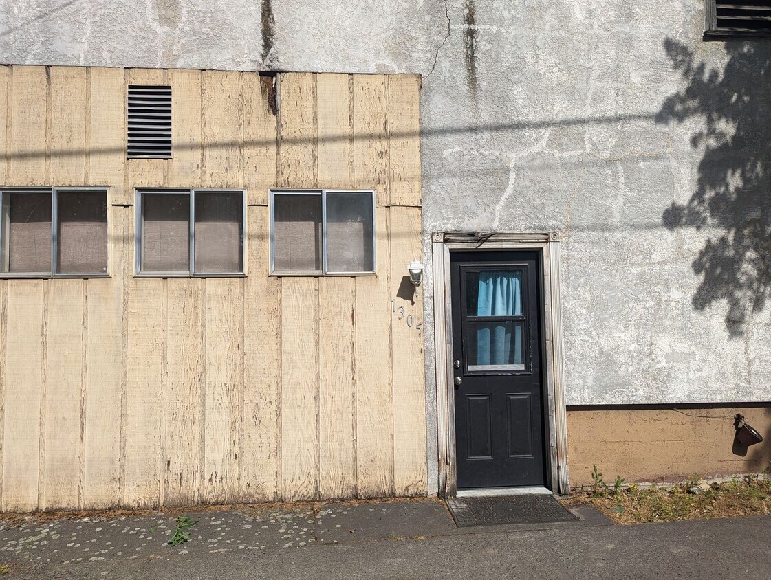 Building Photo - Spacious 2 bedroom pet-friendly Lewiston h...