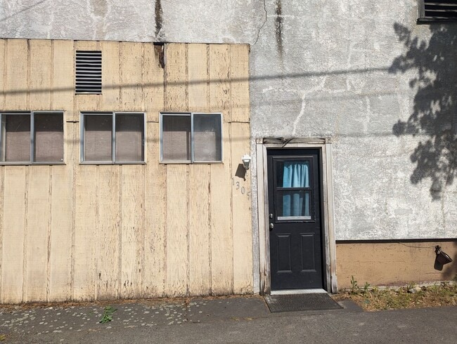 Building Photo - Spacious 2 bedroom pet-friendly Lewiston house