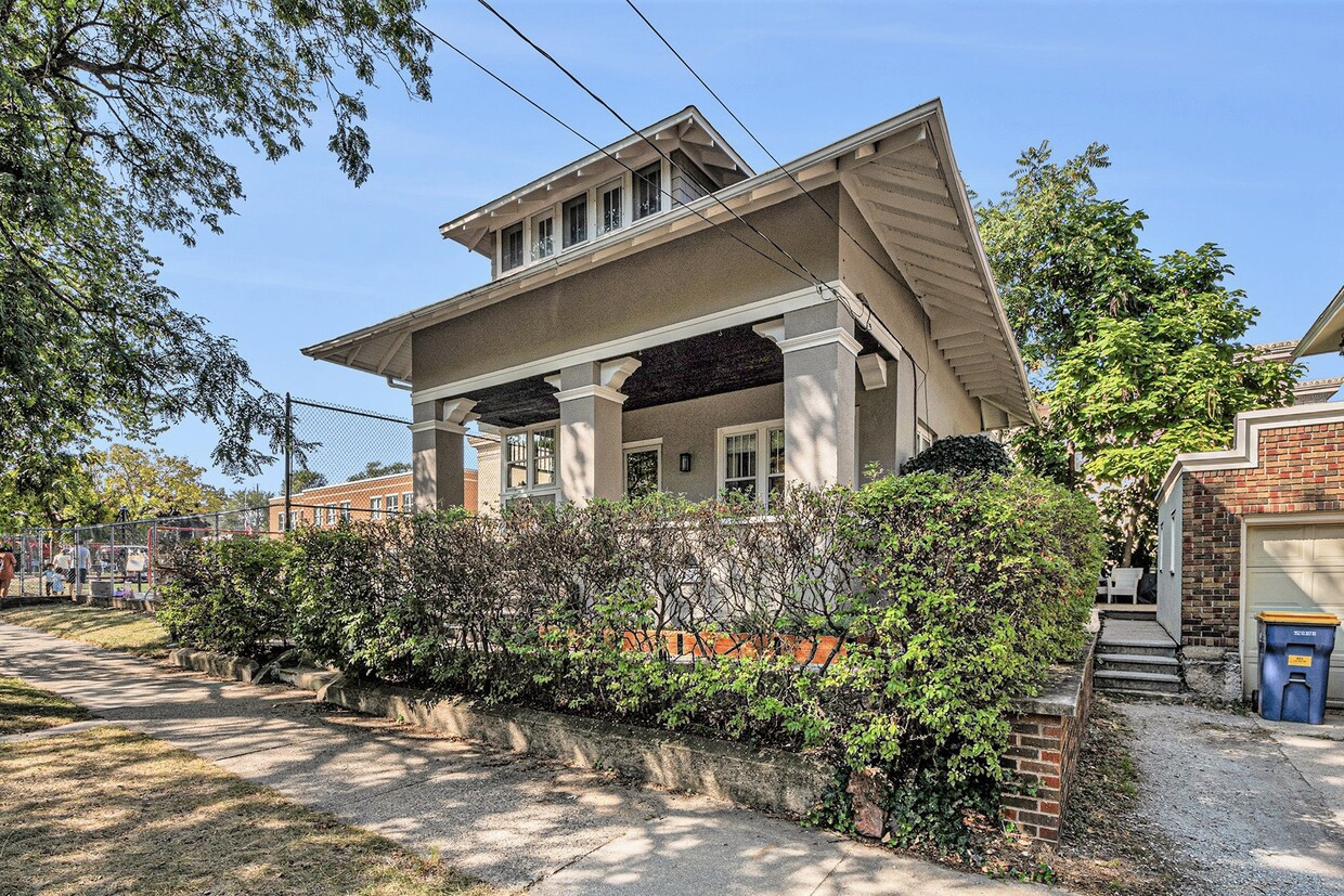 Primary Photo - 127 Trowbridge St NE