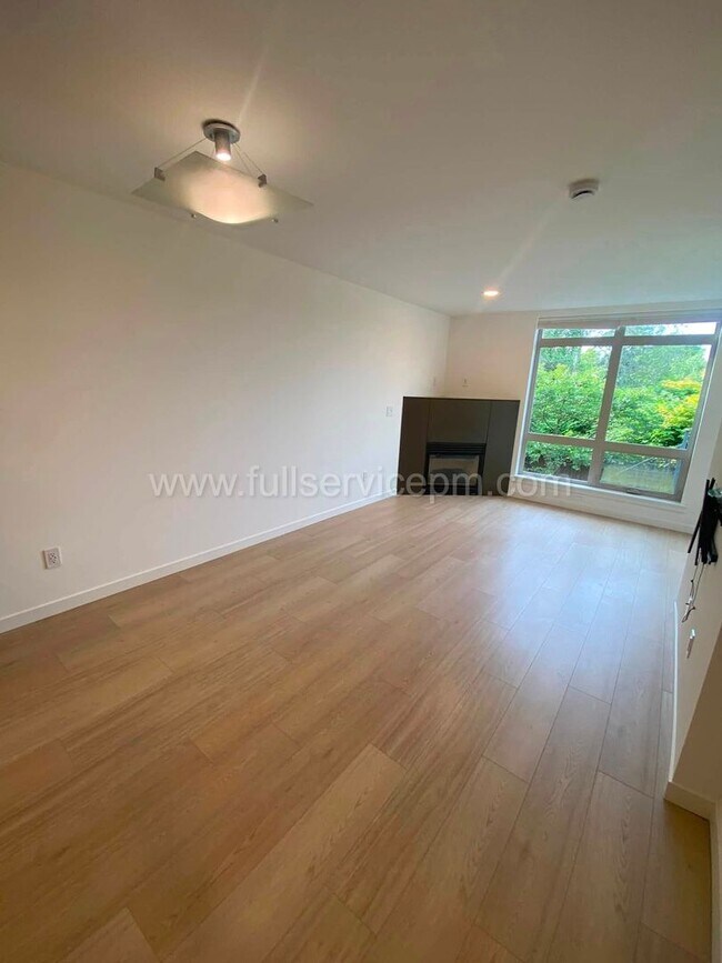 Building Photo - Modern Queen Anne Townhome w/ Dedicated Office, Fenced Patio, Lofted Primary Suite & Oversized Ga...