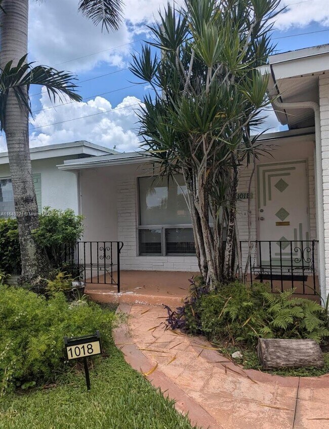Foto del edificio - 1018 NE 8th St