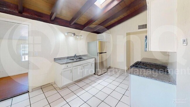 Building Photo - 2401 N Jordan Dr