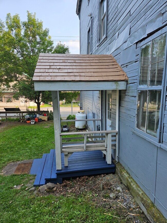 Separate front entrance, parking - 607-615 Main St