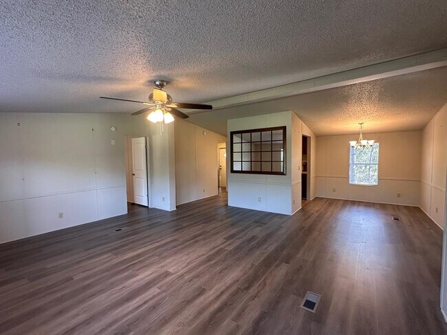 Foto del edificio - 302 Lone Star Rd