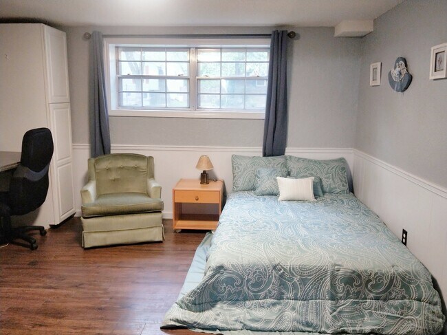 4th bedroom downstairs with good lighting - 316 SW Stoneybrook Ln