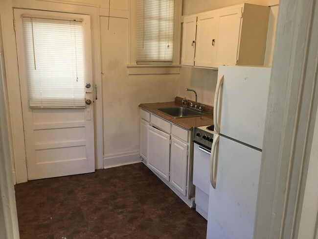 Cocina - 669 Avenue B NW