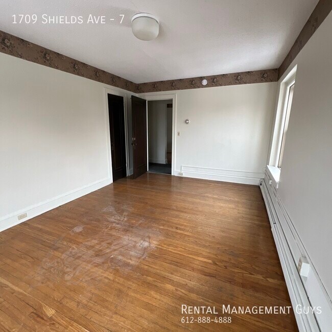 Foto del edificio - Huge 2 Bedroom! Completely Remodeled!