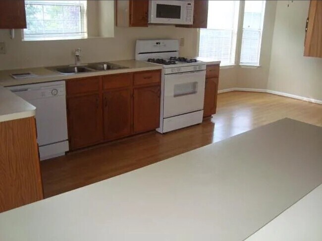 Foto del edificio - 2705 Ashbury Point Ln
