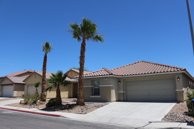 Building Photo - No Showings until 11/3/2025