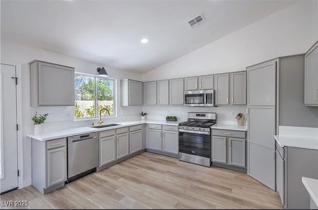 Building Photo - 676 Pansy Pl