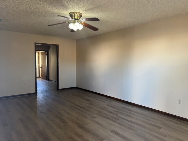 Building Photo - 2 Bedroom 1 Bath Duplex- Close to VSU
