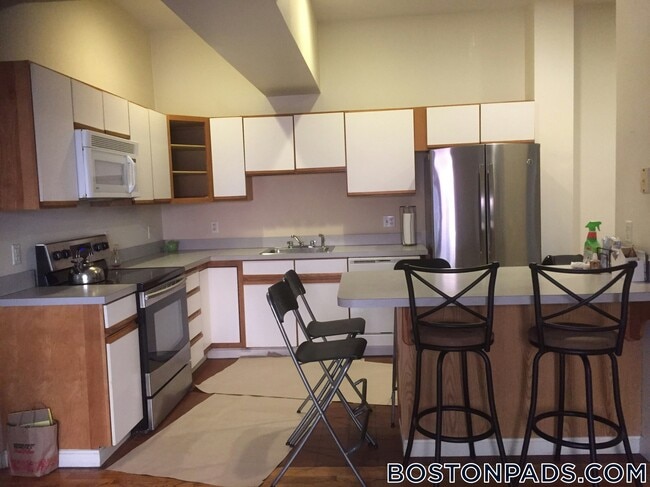 Building Photo - 448 Park Dr
