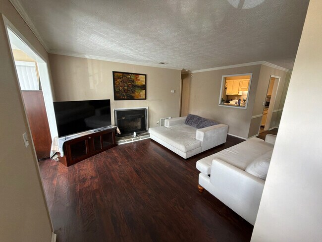 Foto del edificio - Room in Condo on Brockett Pl