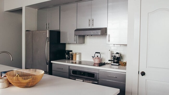 Foto del edificio - **APPLICATION PENDING!! CONTEMPORARY STARLAND LOFT!