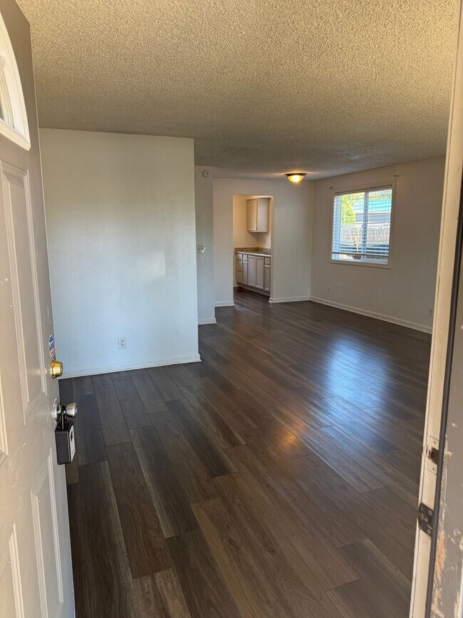 Foto del edificio - 2 bedroom 1 bath duplex with a garage!