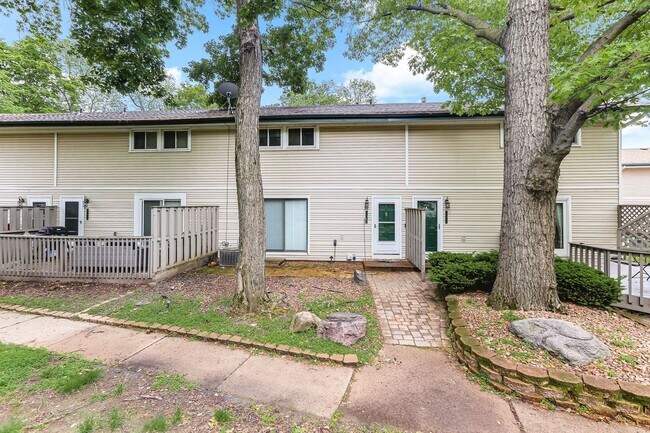 Foto del edificio - 2 Bedroom Condo in charming Plymouth neigh...