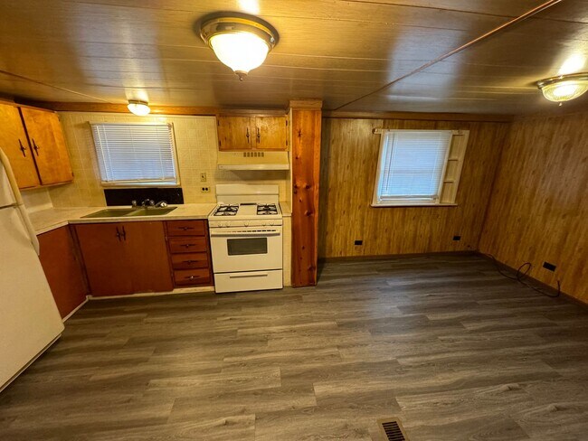 Building Photo - Mobile Home