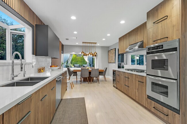 Building Photo - 4716 Tyrone Ave