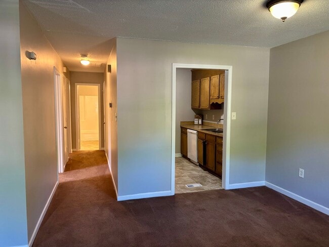 Building Photo - Spacious 2 Bed, 1 Bath Minutes from Uptown