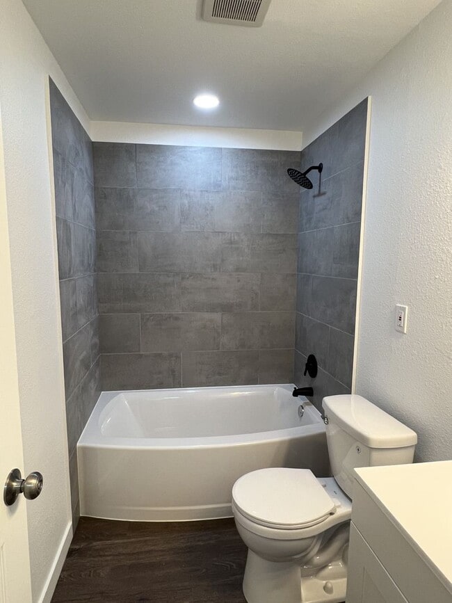 Foto del edificio - 1301-1307-1307 NE 183rd Ave