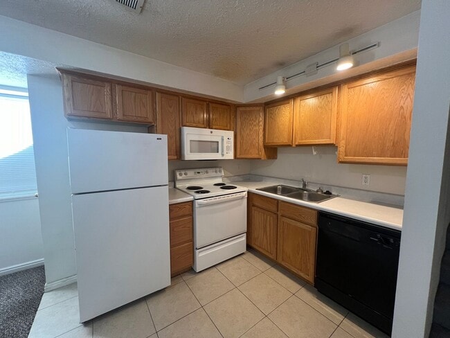 Building Photo - 461 E Cobblecreek Dr