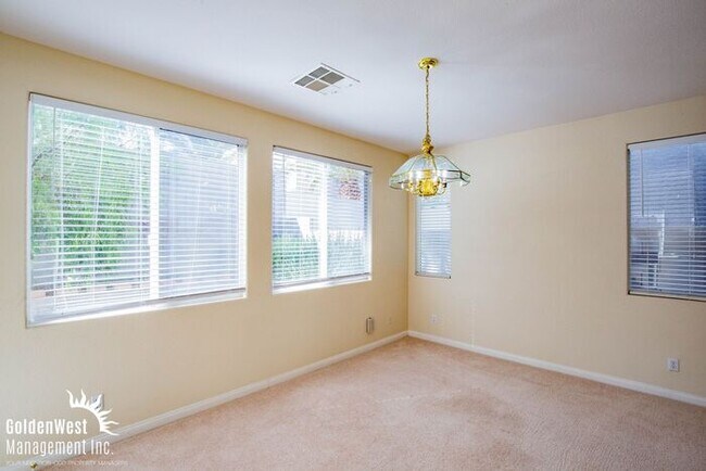 Foto del edificio - Stunning 3Bdm 2.5Ba Two-Story Home in Peccole Ranch!