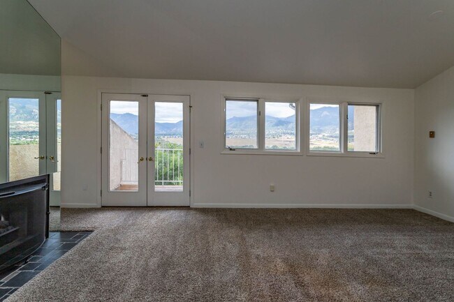 Foto del edificio - Serene Mountain View Condo with Sunlit Spa...