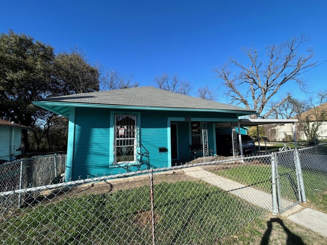 Foto principal - 2BED/2BATH Charming Home Minutes from Down...