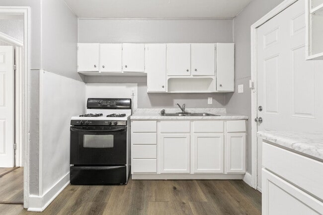 Building Photo - This updated 4-bedroom, 1-bath home is rea...