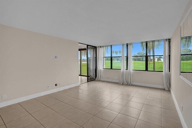 Foto del edificio - 16300 Golf Club Rd