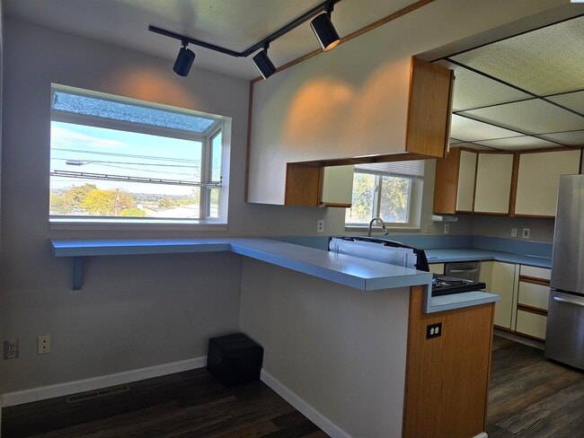 Building Photo - Landscaping Included