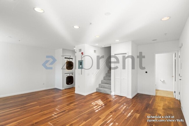 Building Photo - Unit