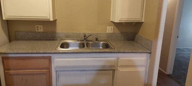 Building Photo - 2 Bed 1.5 Bathroom Condo for Rent