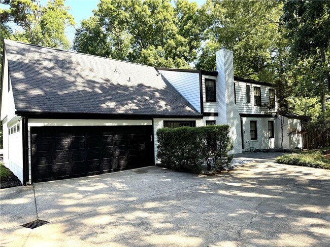 Building Photo - 304 River Valley Rd NW