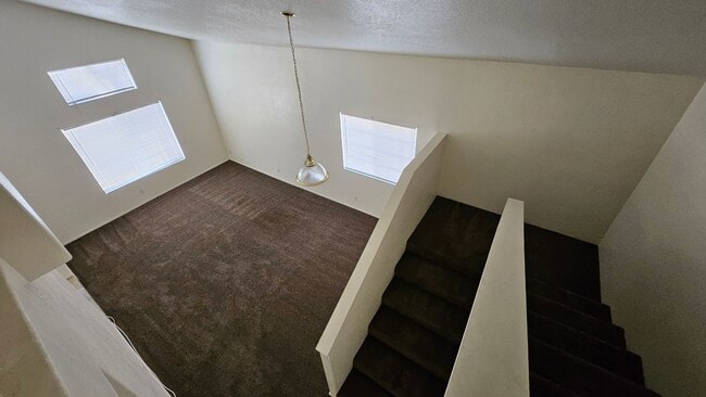 Foto del edificio - Two-Story 4BD Home with Central A/C, Fireplace & Oversized Yard