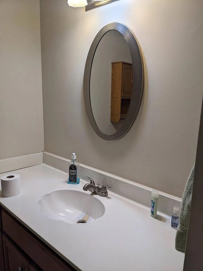 Foto del edificio - Room in House on Karl Ct