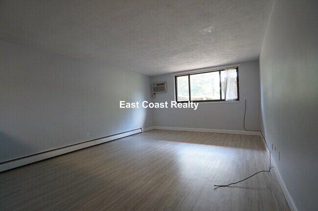 Building Photo - 16 Whites Ave