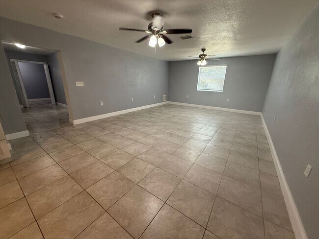 Foto del edificio - Beautiful 4BR/3BA Home