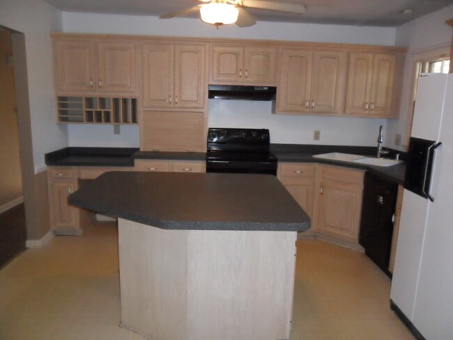 Foto del edificio - COMING SOON! Spacious Home w/ Finished Basement, Fenced Backyard & Garage!