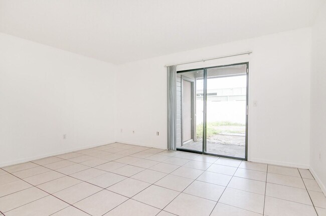 Foto del edificio - Lovely 2BR/1.5BA Townhome for rent Near La...