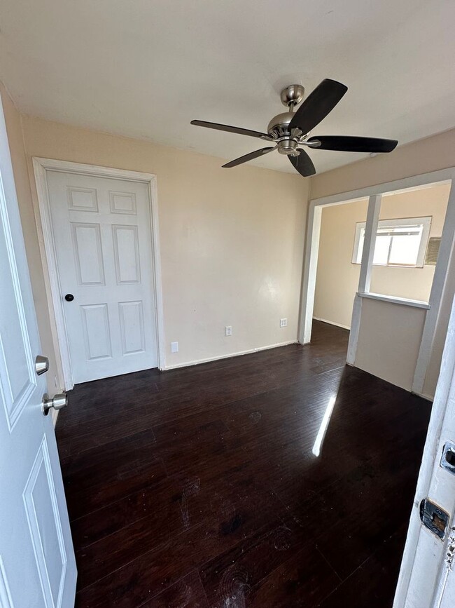 Building Photo - 1 Bedroom 1 Bath duplex in Roseville!